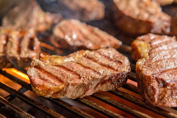 Nem sal grosso, nem chimichurri: descubra o tempero ideal para churrasco que realça ainda mais o sabor da sua carne