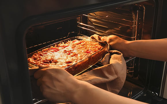 Há 7 anos que faço essa receita de arroz de forno e não enjoo nunca: é o almoço mais rápido e gostoso!