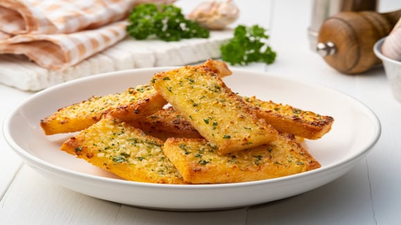 É só colocar o pão na airfryer preaquecida a 180ºC por 5 minutos ou até dourar