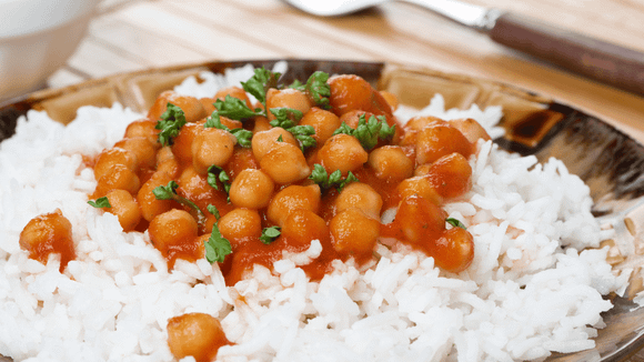 Praticidade e nutrição andam juntas quando a receita aproveita o que já está em casa. (Foto: Canva)