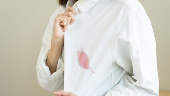 Substâncias presentes do vinho fazem com que a bebida fique impregnada nos tecidos com mais facilidade (Créditos: Shutterstock)