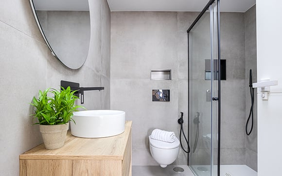 Especialistas em reformas e designers de interiores concordam: "Em banheiros pequenos, o box ideal deve ser fixo e transparente, e a base do chuveiro deve estar nivelada com o piso e ter uma cor semelhante à do piso."