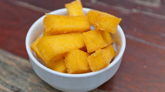 Polenta crocante por fora e macia por dentro (Créditos: Canva)