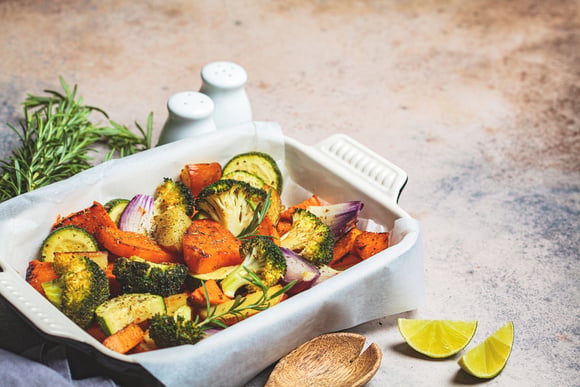 Poucos sabem, mas é assim que se come salada no inverno: gostoso, prático e bem aconchegante