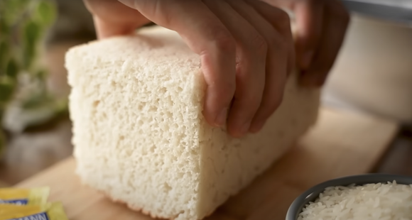 Nem glúten, nem lactose: pão de arroz de liquidificador fácil (importante bater no tempo certo para acertar a textura da massa)