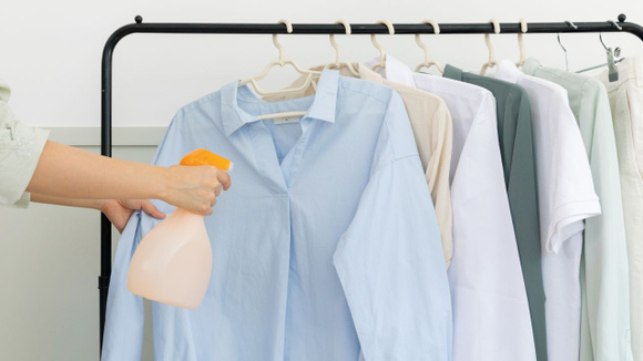 Borrifar vinagre nas roupas antes de lavá-las: para que serve e por que é recomendado?
