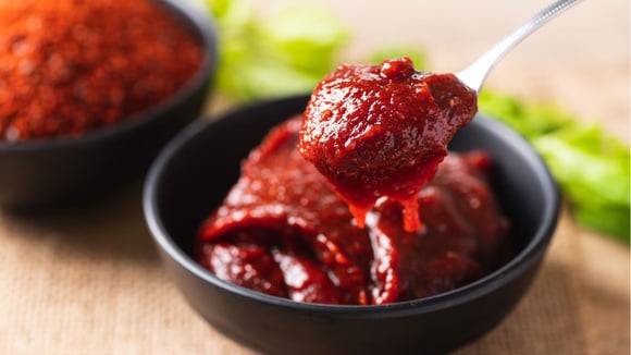 Gochujang é a pasta de pimenta coreana que vai incrementar suas refeições: saiba do que é feita e como usar em vários pratos