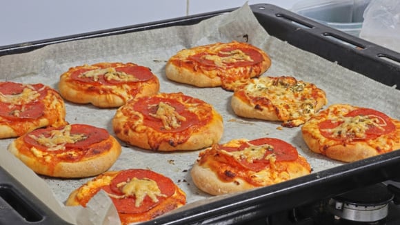Essa versão é deliciosa e perfeita para as crianças rechearem conforme os seus próprios gostos! (Créditos: Shutterstock)