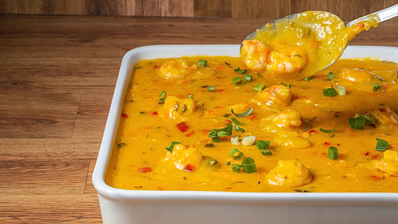 Um bobó cremoso começa com ingredientes simples e termina com o camarão no ponto certo. (Foto: Canva)