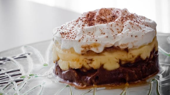 Sorvetão em camadas de chocolate, creme branco e chantilly caseiro finalizados com chocolate em pó (Créditos: TudoGostoso)