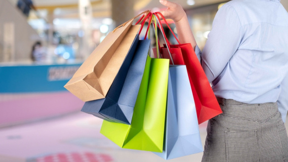 Se você tem sacolas de papel em casa, você tem um tesouro: 5 maneiras de aproveitar esse item no dia a dia