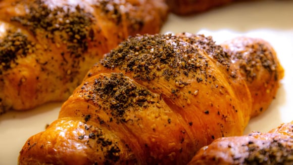 Experimente usar zaatar para finalizar saladas, legumes assados, peixes, massas, pães ou fazer patês variados (Créditos: Shutterstock)