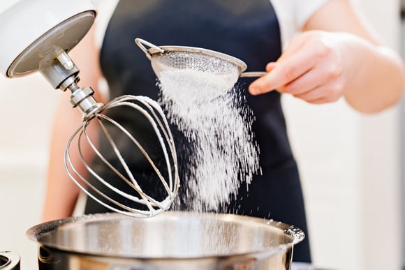O batedor de claras e massas leves é um dos utensílios primordiais na batedeira (Foto: Shutterstock)