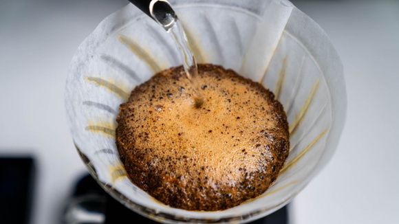 Se você coa o café desse jeito está "deixando o sabor para trás": as dicas de um barista experiente para extrair todo o sabor dos grãos com um simples passo