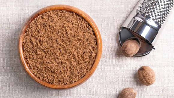 Se guardada por muito tempo, a noz-moscada em pó pode perder uma parte de seu aroma (Créditos: Shutterstock)