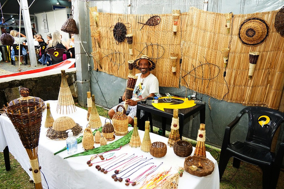  
Tenda com artesanato com materiais produzidos com palha (Foto: Divulgação/PMC)