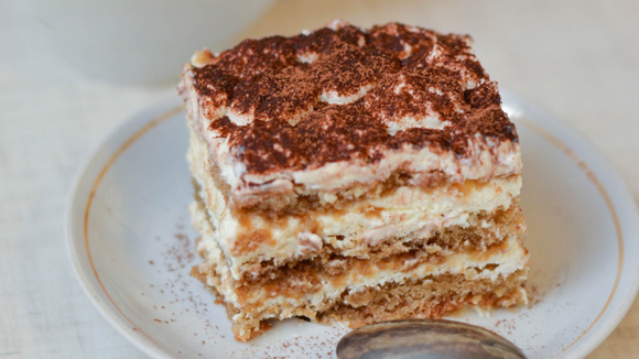 Em 10 minutos, a sobremesa fácil com biscoitos, doce de leite e creme de leite está pronta (e todo mundo ama!)