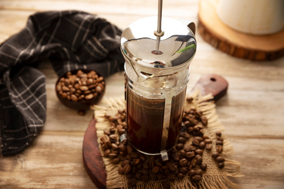Moedor de café e prensa francesa deixam o café em casa mais especial por menos de R$ 70