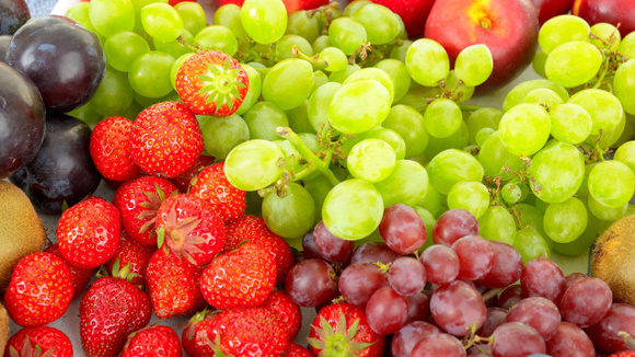 Um relatório das autoridades europeias confirma que uvas, morangos e laranjas são as frutas mais contaminadas por pesticidas