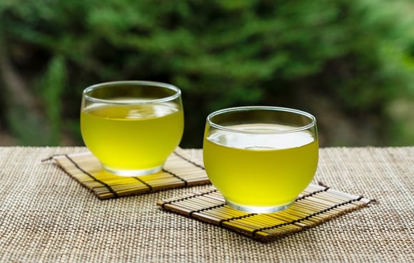 O que acontece se você tomar chá verde todos os dias: saiba benefícios, efeitos colaterais e como fazer a infusão