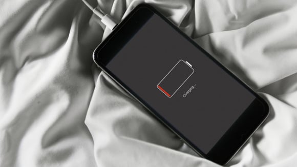 Quando você deixa o celular carregando em cima da cama, o ar não circula direito (Créditos: Shutterstock)