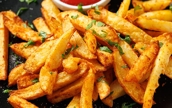 Os cozinheiros concordam: “Para fazer batatas fritas crocantes, adicione 30 g de amido de milho e 1 colher de chá de sal.”