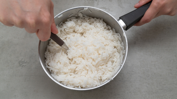 Como consumir arroz velho com segurança? Siga estes 2 passos corretamente para obter mais benefícios do que o arroz fresco cozido.