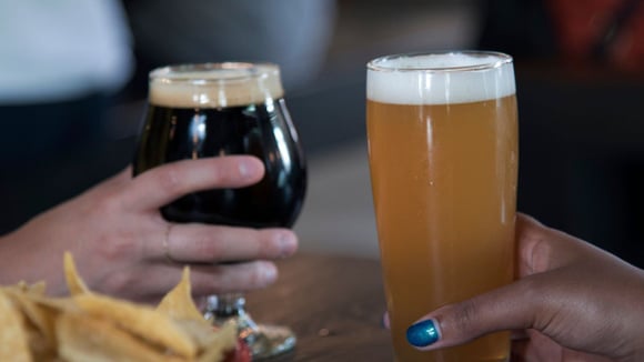 A cerveja preta é muito usada em receitas, mas qual a diferença para a cerveja tradicional? A resposta você encontra no TudoGostoso