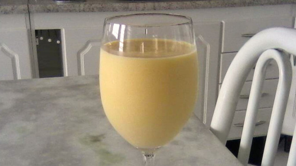 Um suco de milho geladinho anima qualquer celebração (Créditos: TudoGostoso/Cristiane Hanashiro)