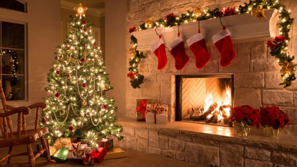 Árvore de Natal tradicional com muitos enfeites deixa de ser a queridinha: nova tendência são luzes quentes, tons neutros e poucos enfeites!