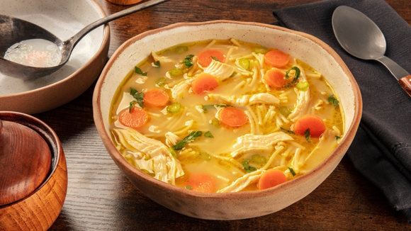 Mais gostosa que canja de galinha e caldo verde: eu como essa sopa de uma vez só, receita com frango simples e rápida da culinária lituana