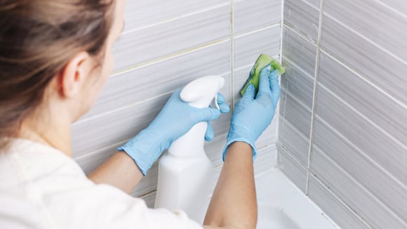 Antes de aplicar a parafina da vela, é importante fazer uma boa limpeza dos rejuntes para garantir um bom resultado (Créditos: Shutterstock)