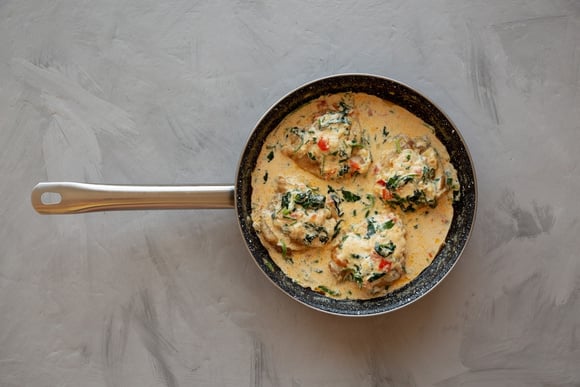 Receita fácil de hoje em 30 minutos: TudoGostoso ensina como fazer frango cremoso com espinafre e queijo, um prato rico em proteínas