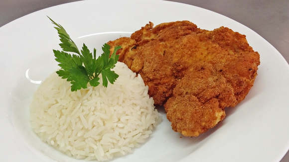 Bife à milanesa mais crocante e menos gorduroso: TudoGostoso revela truque de adicionar duas gotas desse ingrediente aos ovos na hora de empanar
