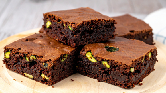 Nozes acrescentam crocância e criam um contraste com o interior macio do brownie. (créditos: Shutterstock)