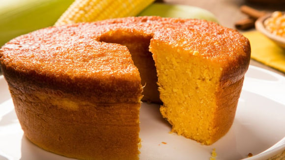 Há 10 anos que eu faço esse bolo de milho cremoso e ele sai perfeito todas as vezes: fácil de fazer e ainda acaba no mesmo dia!