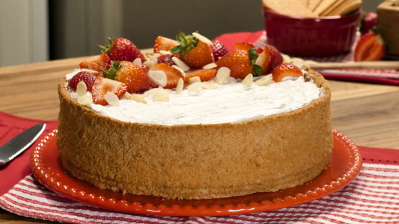 Torta morangoffe inteira coberta com chantilly e morangos (Créditos: TudoGostoso)