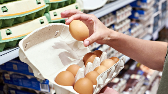 Ovos caipiras são mais saudáveis que os de granja? Entenda as diferenças na cor da casca, da gema e nos nutrientes