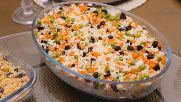 Arroz natalino fácil para acompanhar os pratos especiais do Natal: receita do TudoGostoso tem a mistura de sabores e texturas