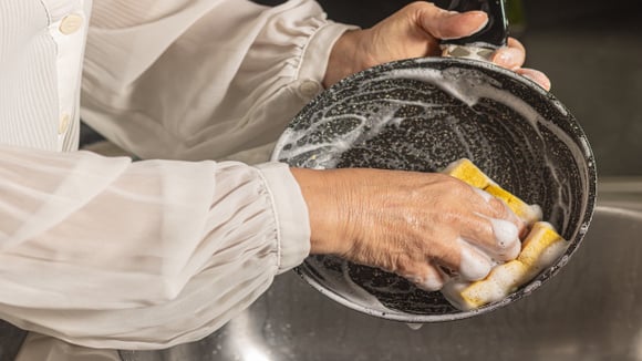 Sem palha de aço! 3 truques para remover manchas queimadas do fundo da panela, facilitando muito a limpeza