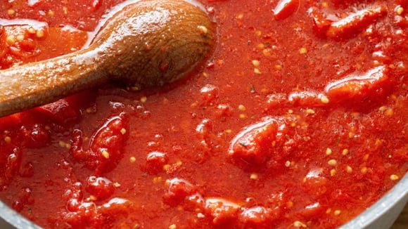 Chef de 65 anos afirma que o molho de tomate não precisa de açúcar, apenas desse líquido para deixá-lo equilibrado