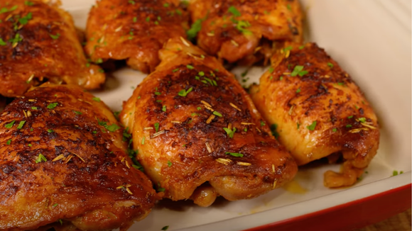 Essa receita de sobrecoxa assada de frango fica bem suculenta e com a pele crocante: o segredo é temperar no dia anterior desse jeito