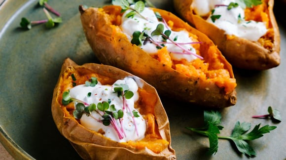 Batata-doce recheada com queijos: receita prática para almoço ou jantar (Créditos: Shutterstock)
