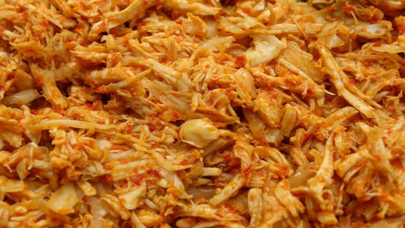  Panela de pressão agiliza o preparo do frango para a semana (Foto: Shutterstock)