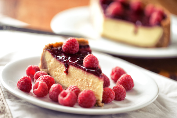 Chessecake com cobertura de framboesa. (Créditos: Shutterstock)