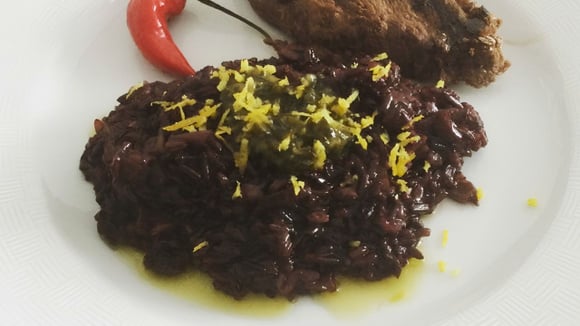 Risoto de arroz preto com molho de limão siciliano acompanhado com carne e pimenta (Créditos: TudoGostoso/Liris Bertelli)