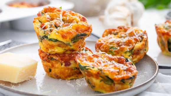 Ideia de jantar completamente diferente: panquecas assadas de batata e vegetais, sem precisar fritar nada