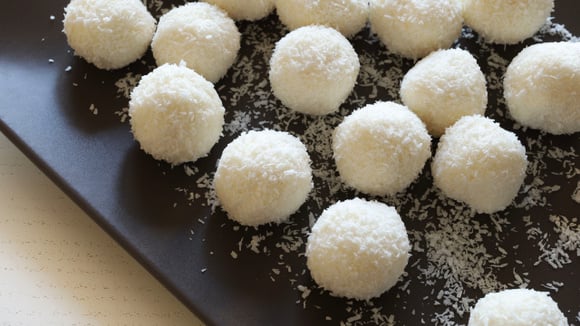 Docinho de coco proteico com iogurte: uma receita fácil, sem usar fogo e com poucos ingredientes