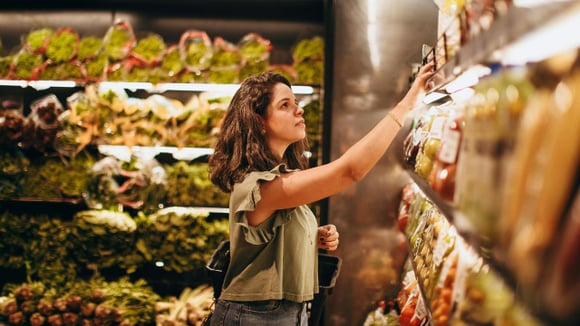 Saiba o que fazer caso a etiqueta do produto esteja com valor diferente na hora de pagar (Créditos: Canva)
