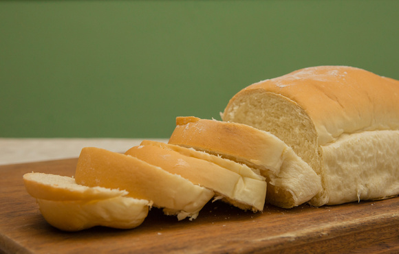 Pão caseiro com farinha comum, a receita mais fácil e rápida (sem fermentar) que fica sempre bem